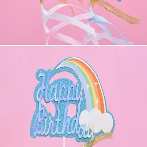 Detailaufnahme eines Regenbogen-Wolken-Kuchensteckers mit blauem Glitzer-Schriftzug
