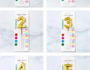 Detalle de primer plano de velas de cumpleaños con números dorados en envase de blíster