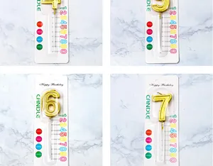Vista detallada de velas de cumpleaños doradas con números 4, 5, 6 y 7 en su embalaje