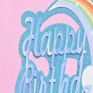 Detailaufnahme von blauem Glitzer Happy Birthday Kuchendeckel mit buntem Regenbogen-Design.
