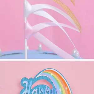 Detail eines Geburtstagskuchen-Toppers mit Regenbogen-Glitzer und bunten Bändern
