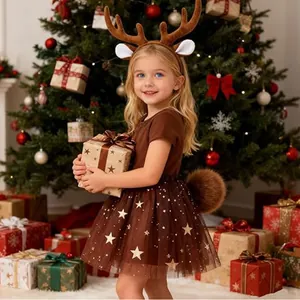 Petite fille portant un serre-tête bois de renne avec une robe tutu à étoiles marron.