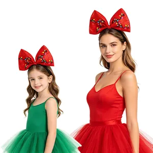 Vista detallada de madre e hija con trajes de tutú navideños festivos en rojo y verde