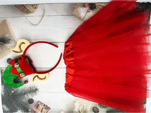 Vista detallada de falda tutú roja y diadema de elfo de Navidad para ropa festiva