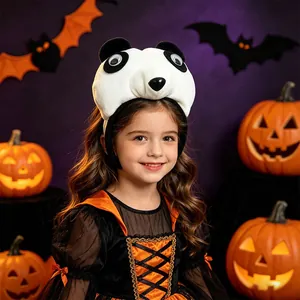 Professioneel detail van een kind met een pluche panda hoofdband voor Halloween kostuums