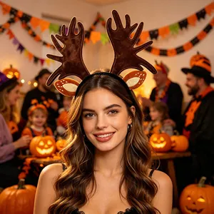 Vue détaillée d'un élégant serre-tête en bois de renne porté lors d'une fête festive par une femme.