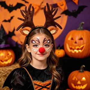Gros plan d'une fille portant un serre-tête renne et un masque de cerf pour Halloween costume