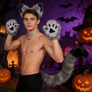 Dettaglio del set cosplay da lupo con orecchie, zampe e coda per l'evento Halloween