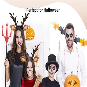 Un gruppo di persone che indossano cerchietti con corna di renna e costumi di Halloween.