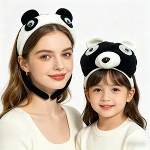 Volwassene en kind dragen schattige panda en beer pluche dierenhoofdbanden voor Halloween-kostuums