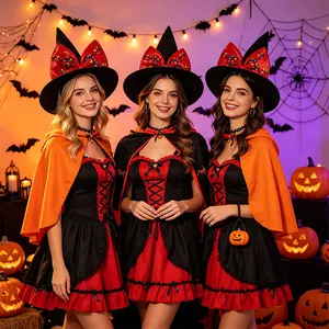 Vista detallada de tres mujeres con disfraces de bruja de Halloween y capas naranjas