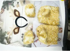 Dettaglio del set costume da renna per donna con cerchietto corna e scaldamuscoli in pelliccia