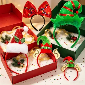 Vista detallada de varias diademas navideñas festivas presentadas en cajas de regalo