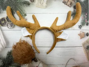 Vue détaillée d'un serre-tête en peluche avec bois de renne pour les déguisements de Noël