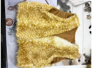 Dettaglio della consistenza del gilet in finta pelliccia di renna con fodera marrone