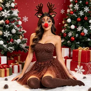 Gros plan d'un costume de renne festif avec serre-tête en bois et robe tutu