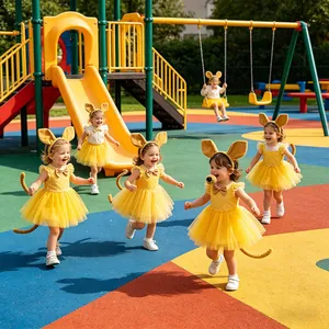 Dettaglio di bambini che indossano costumi da canguro in un parco giochi colorato.