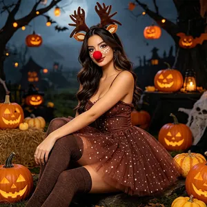 Femme posant dans un costume de renne avec bois et nez rouge dans décor Halloween