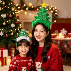 Adulto y niña con diademas festivas de árbol de Navidad verde en un ambiente navideño