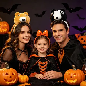 Detail van een familie met pluchen beer- en panda-hoofdbanden in een Halloween-scène