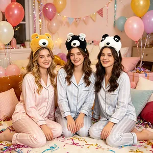 Drie modellen met schattige pluche beer haarbanden tijdens een kleurrijk pyjamafeestje.
