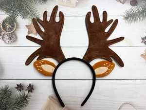 Vue détaillée de dessus du serre-tête festif bois de renne marron sur fond en bois