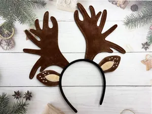 Vue détaillée des bois de renne marron en peluche et des oreilles sur un serre-tête
