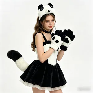 Detail van zachte panda hoofdband, poothandschoenen en staart voor Halloween kostuum