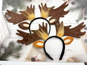 Détail de deux serre-têtes de bois de renne avec fausse fourrure sur fond bois blanc
