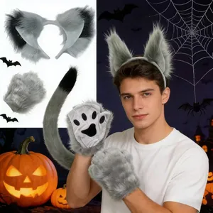Dettaglio del set cosplay da lupo grigio con orecchie a cerchietto e coda di peluche