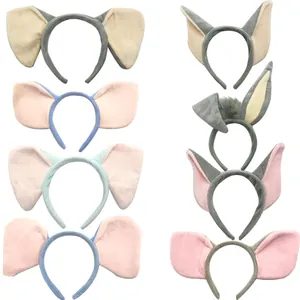Vue détaillée de divers serre-têtes en peluche oreilles d'animaux, éléphant et cochon.