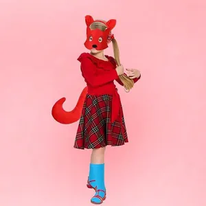 Jeune fille en costume de renard rouge pour Halloween avec masque et queue en peluche