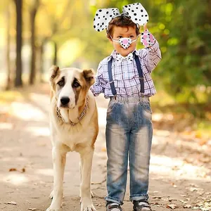 Photo lifestyle d'un enfant en déguisement de dalmatien avec bandeau oreilles et masque