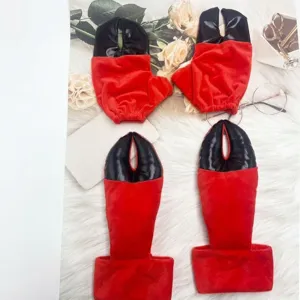 Detalle de guantes de peluche rojos con pinzas de cangrejo para disfraces de Halloween