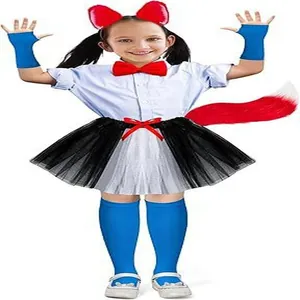 Vue détaillée d'une fille portant un costume de cosplay de renard pour Halloween avec oreilles