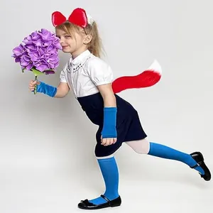 Jeune fille posant avec des oreilles de renard et une queue assortie pour cosplay