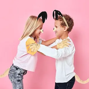 Enfants portant un ensemble de déguisement de chien avec bandeau, nez, griffes et queue.