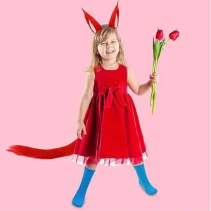 Détail d'un costume de renard rouge pour enfants avec robe, oreilles, queue et chaussettes bleues.