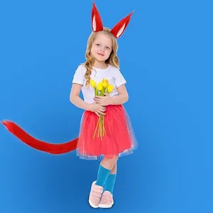 Détail d'un costume de cosplay de renard pour enfant avec oreilles et queue rouges