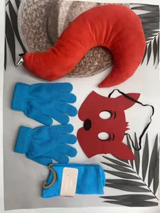 Vue détaillée du set de cosplay renard avec queue, masque, gants et chaussettes