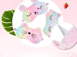 Detailansicht weicher Plüsch-Augenmasken im Batik-Look mit süßen Einhorn- und Katzenmotiven