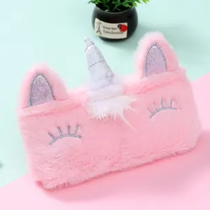 Détail montrant la texture douce et la corne scintillante de la trousse licorne rose