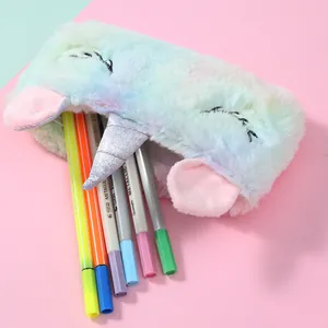 Vue détaillée de la trousse licorne en peluche arc-en-ciel avec des marqueurs