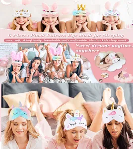 Vue détaillée montrant une variété de masques de sommeil colorés en peluche licorne