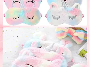 Detailansicht der weichen Plüsch-Einhorn-Schlafmaske mit Farbverlauf und Stickereien