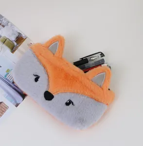 Vue détaillée d'une trousse en peluche renard avec une fourrure synthétique douce
