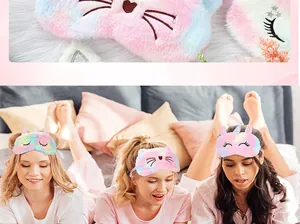 Detail von farbenfrohen Plüsch-Einhorn- und Katzen-Schlafmasken, getragen von Models