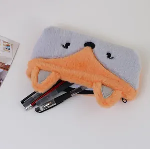 Vue détaillée d'une trousse en peluche renard contenant plusieurs stylos d'école.