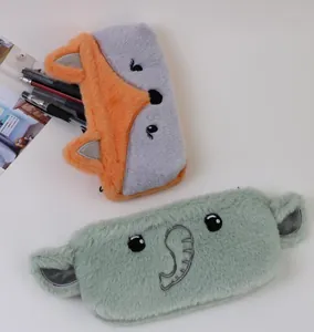 Vue détaillée de trousses à crayons en peluche avec motifs de renard et d'éléphant