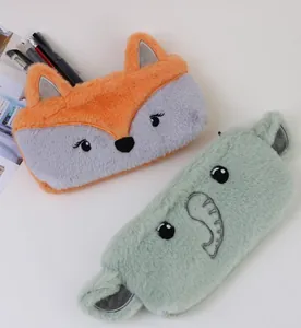 Vue détaillée de deux jolies trousses en peluche en forme de renard et de dinosaure